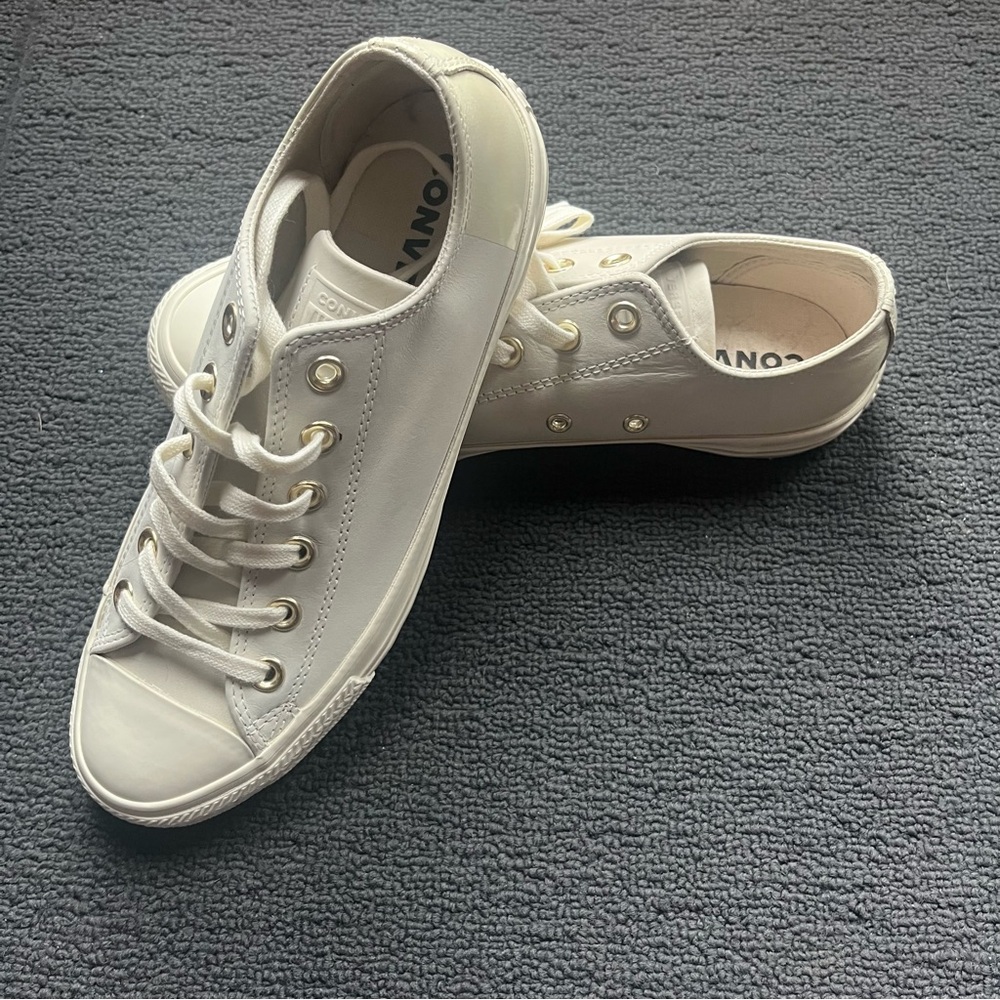 Converse low top white unisex sneakers women’s size 8 men’s s size 6